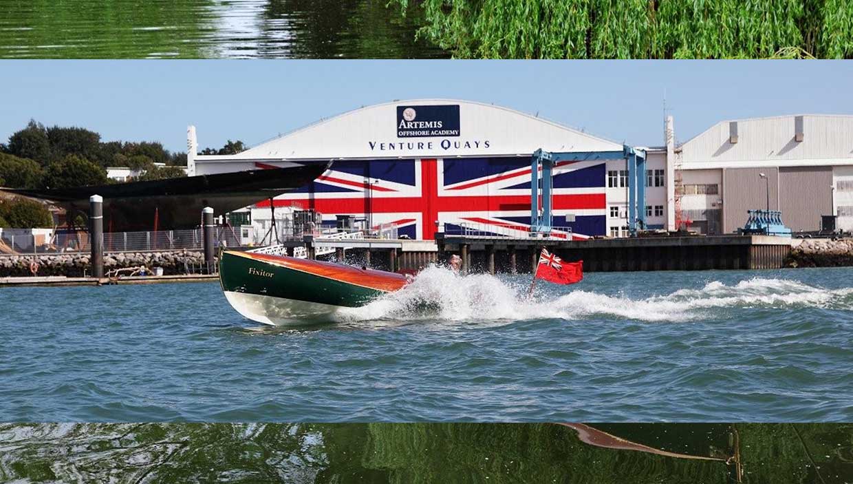 Vintage Racing Boat 'Fixitor' off of Cowes I.O.W