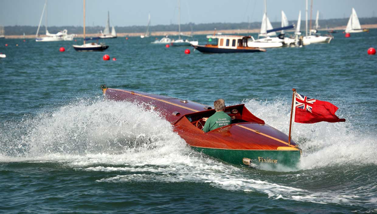 Vintage Racing Boat 'Fixitor' off of Cowes I.O.W
